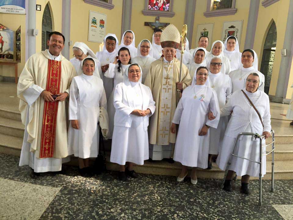 Photo de groupe avec les soeurs Oblates de Béthanie de Colombie et l'évêque de Garagoa, Mgr José Vicente Huertas