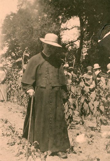 Photographie du père Eugène Prévost en promenade, à Paris, pendant la Seconde Guerre mondiale.