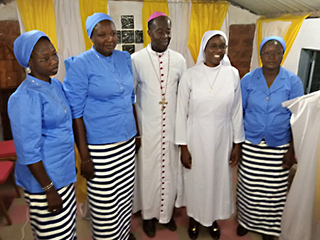 Pour la photo, autour de l'évêque du diocèse de Banfora, Mgr Lucas Sanou, rassemblement des soeurs en cheminement pour la future mission des soeurs Oblates de Béthanie en Afrique.