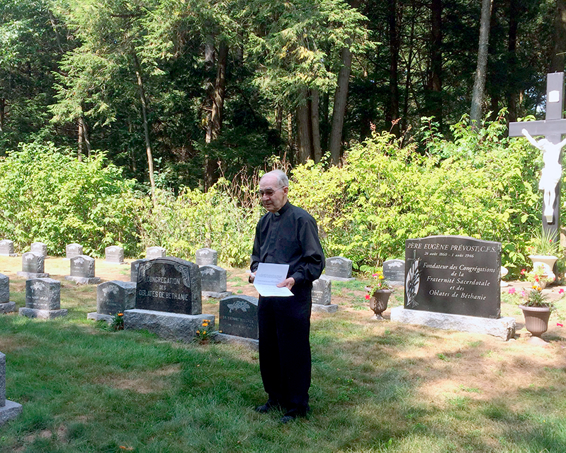 Photographie du père Jean-Paul Paré au cimetière communautaire de Pointe-du-Lac.