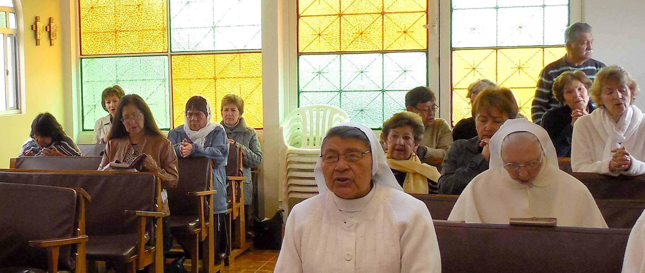 Photo de personnes qui prient à la chapelle avec les sœurs Oblates