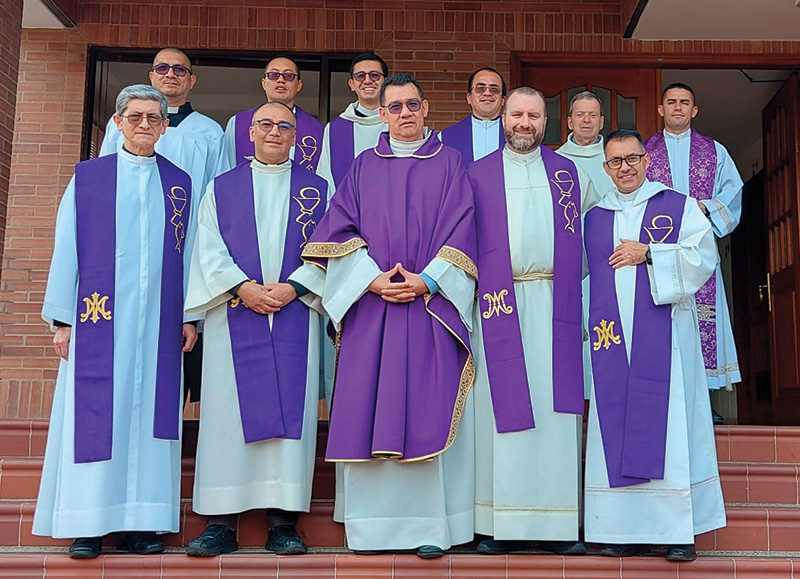 Photo des membres du Chapitre et le nouveau Conseil général
de la Fraternité Sacerdotale