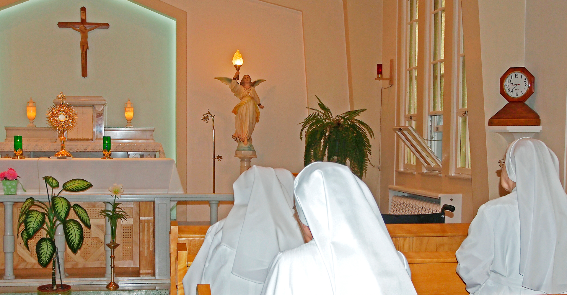 Photo de soeurs Oblates en adoration devant le saint Sacrement