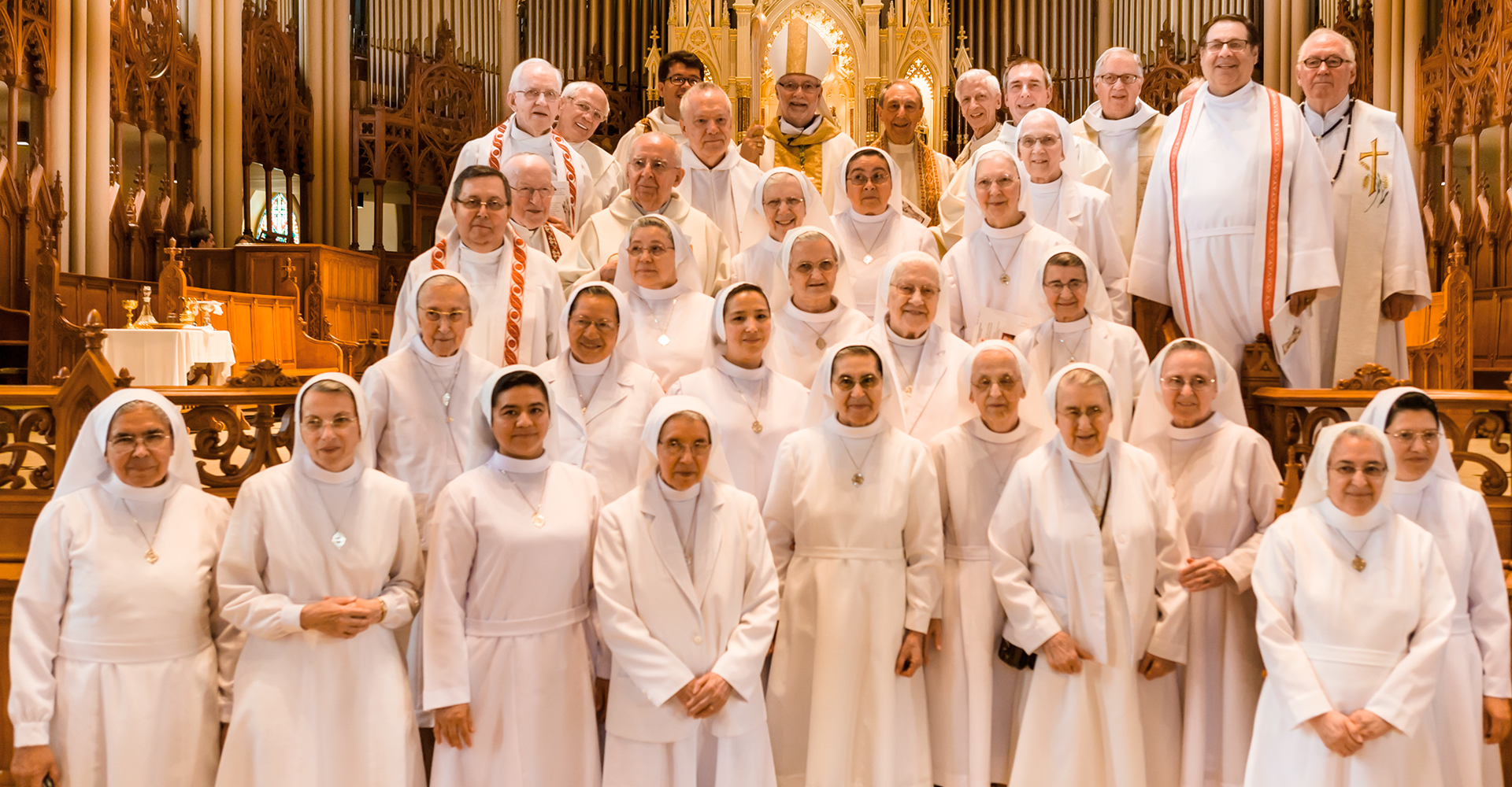 Photo de soeurs Oblates rassemblées à la cathédrale de Trois-Rivières