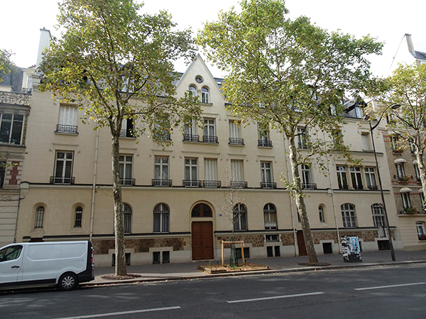 Photographie montrant la façade du couvent des soeurs Franciscaines Réparatrices de Jésus-Hostie à Paris. À cet endroit, les premières soeurs Oblates seront accueillies en novembre 1902.
