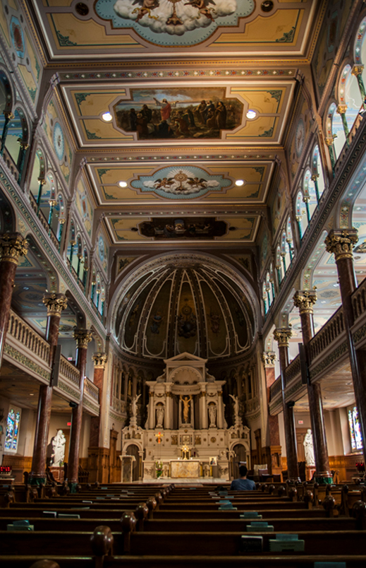 Photographie et vue intérieure de la chapelle du Très-Saint-Sacrement à Montréal telle qu'elle se présente aujourd'hui