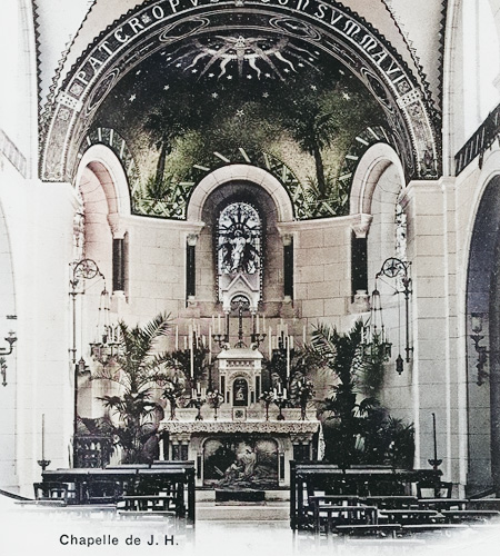 Photographie d'époque d'une vue intérieure de la chapelle des Sœurs Franciscaines de Jésus-Hostie, rue Villiers, à Paris.