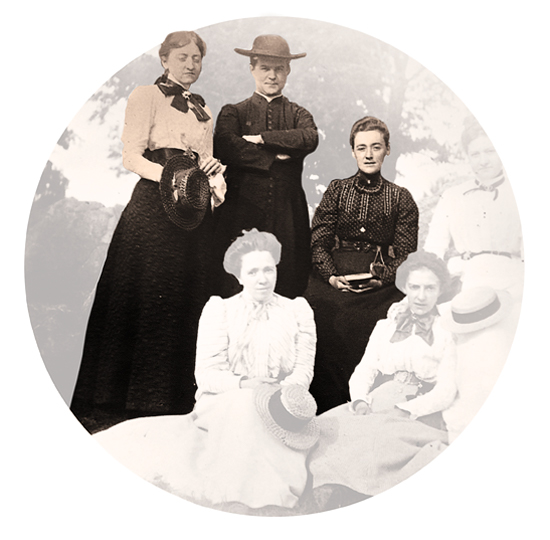 Photographie d'époque avec Marie-Louise Dorion et Blanche Leclair entourant le père Prévost.