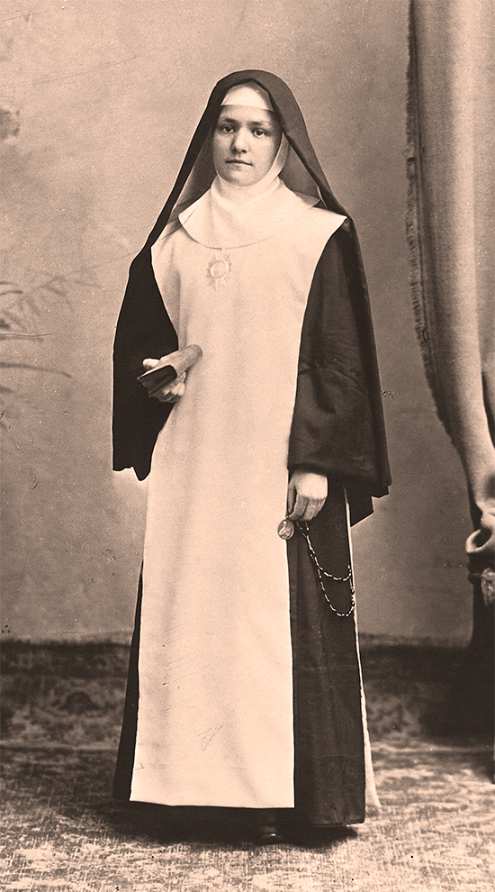 Photographie d'archives montrant Ninette, soeur du père Eugène Prévost, revêtue de son costume d'Oblate du Saint-sacrement, à Rome en 1901