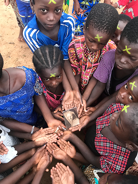 Enfants africains tenant dans leurs mains une photo de Notre-Dame d'Afrique