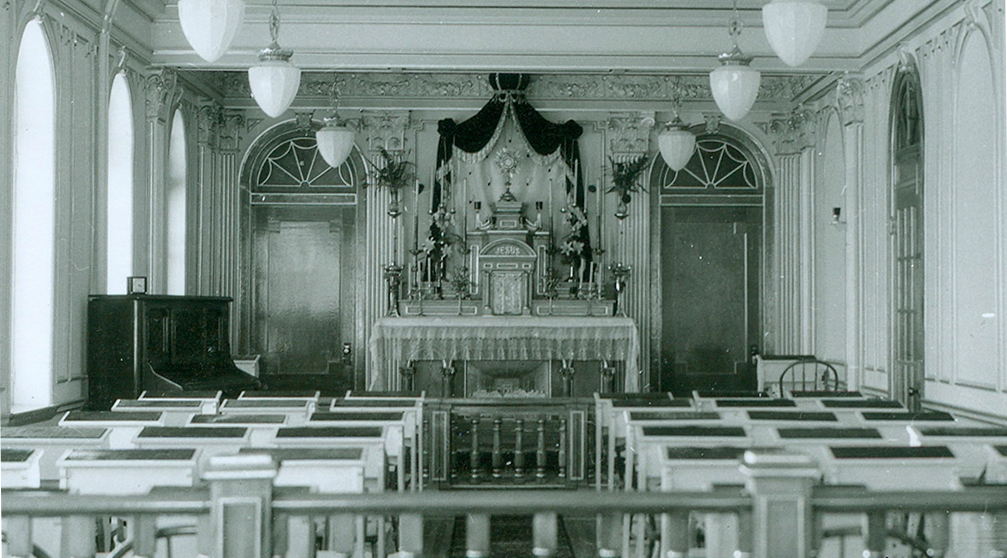 Photographie d'archives montrant un ostensoir entouré d'un manteau royal dans la chapelle du couvent des Oblates de Béthanie à Pointe-du-Lac