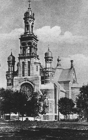 Photo d'époque du village de Saint-Jérôme de Terrebone à Québec. Au premier plan de la photographie s'élève une église