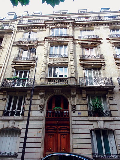 Photographie de l'immeuble du 19, rue Vernier à Paris, construit en 1898. À cet endroit, les Oblates ont habité entre décembre 1902 et avril 1905.