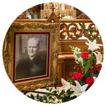 En médaillon : Photo du père Eugène Prévost derrière une gerbe de fleurs